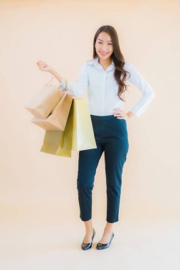 Perakende ve mağazadan bir sürü alışveriş çantasıyla güzel bir Asyalı kadın portresi.