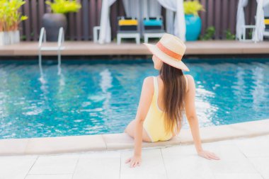 Güzel bir Asyalı kadın portresi. Rahatlayın. Tatil gezilerinde yüzme havuzunda rahatlayın.