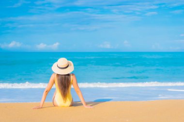 Güzel bir Asyalı kadın portresi. Rahatlayın. Gülümseyin.