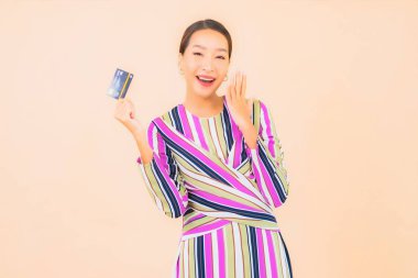 Akıllı cep telefonu ve kredi kartı olan güzel bir Asyalı kadın portresi.