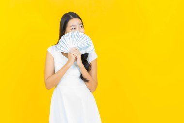 Asyalı güzel bir kadının portresi. Bir sürü para ve parayla gülümsüyor.