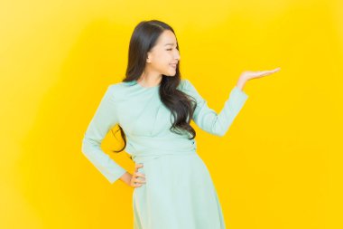 Portre güzel Asyalı kadın gülümsüyor. Renkli arka planda hareket var.