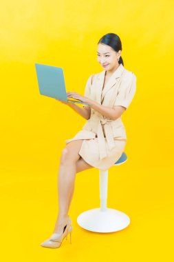 Asyalı güzel bir kadının portresi bilgisayarla izole edilmiş arka planda gülümsüyor.