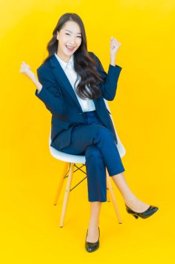 Portre güzel Asyalı kadın gülümsüyor. Renkli arka planda hareket var.