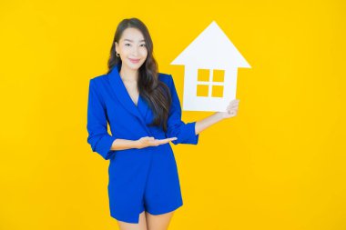 Ev ya da kağıt tabelalı güzel Asyalı kadın portresi