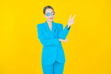 Güzel bir Asyalı kadın portresi. Arka planda 3 boyutlu gözlük takıyor.