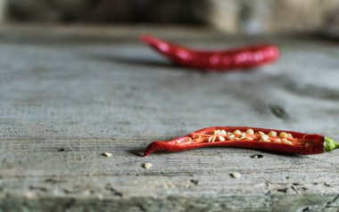ahşap bir masa üzerinde kırmızı kırmızı biber biber