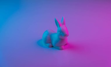Renkli ultraviyole holografik neon ışıkları ile beyaz Paskalya tavşanı. Yaratıcı kavramı.