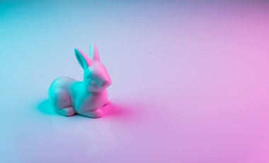 Renkli ultraviyole holografik neon ışıkları ile beyaz Paskalya tavşanı. Yaratıcı kavramı.