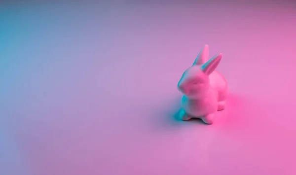 Bílá Velikonoční Zajíček Barevné Holografické Neon Ultrafialovými Paprsky Kreativní Koncept — Stock fotografie