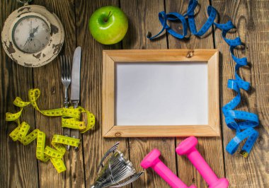 renkli bir arka plan metin, en iyi görünüm için yer ile elma ve santimetre kasette. Konsept spor, diyet, fitness, planı, sağlıklı beslenme.