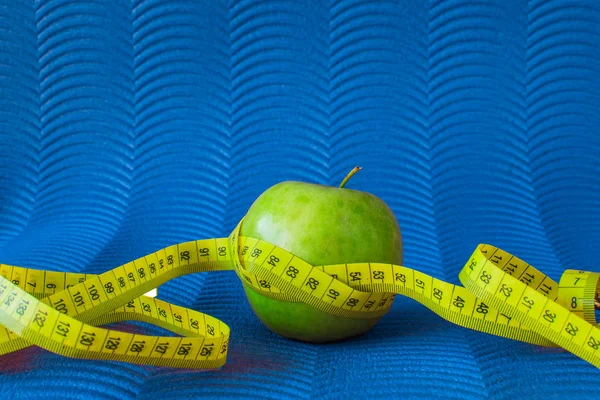 Fitness background with green apple and measuring. Healthy lifestyle concept with copy space — Stock Photo, Image