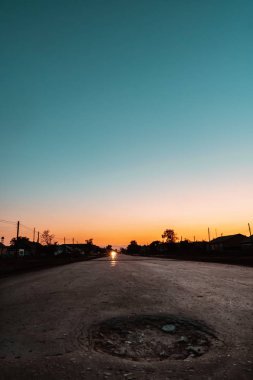 Kazakistan ba gece üzerinde trafik ile Bumpy Road