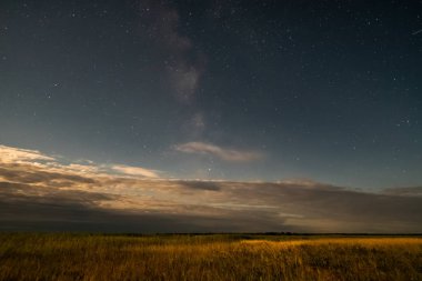Kazakistan'ın güzel kırsalında Bulutlar ve Yıldızlar