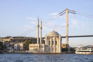 Camii ve Boğaziçi Köprüsü