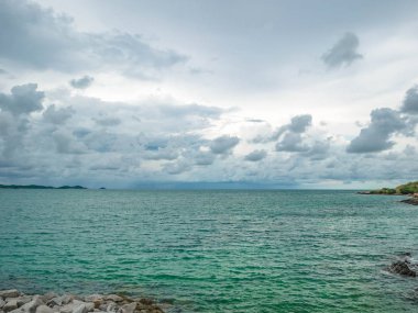 pastoral okyanus ve tatil zamanında, yaz concep bulutlu gökyüzü