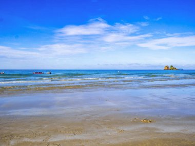 Tropik cennet gibi okyanus mavi gökyüzü ve güzel kum plaj tatil zamanı, tatil sahilde, yaz konsepti içinde. Thailan