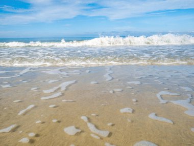 Tropik cennet gibi okyanus mavi gökyüzü ve güzel bir plaj tatil zamanı, tatil sahilde, yaz konsepti içinde. Thailan