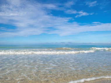 Tropik cennet gibi okyanus mavi gökyüzü ve güzel bir plaj tatil zamanı, tatil sahilde, yaz konsepti içinde. Thailan