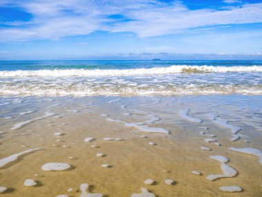 Tropik cennet gibi okyanus mavi gökyüzü ve güzel bir plaj tatil zamanı, tatil sahilde, yaz konsepti içinde. Thailan