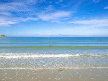 Şaşırtıcı pastoral okyanus ve tatil zamanı, tatil sahilde, yaz kavramı mavi gökyüzünde. Thailan