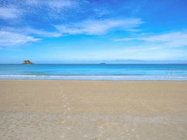 Muhteşem okyanus mavi gökyüzü ve güzel kum plaj tatil zamanı, tatil sahilde, yaz konsepti içinde. Thailan