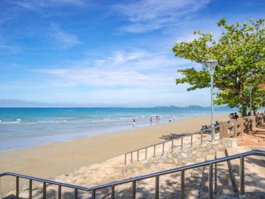 Tatil zamanı, yaz concep içinde güzel gökyüzü üzerinde okyanus pastoral yanındaki parkta ağaç