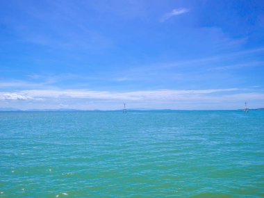 Tropik cennet gibi okyanus ve tatil zamanı, tatil sahilde, yaz kavramı mavi gökyüzünde. Thailan