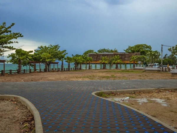 Gångvägen Parken Nära Havet Molnig Himmel Sommaren Begreppsmässigt — Stockfoto