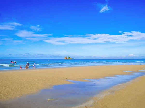 Trópusi Idilli Ocean Blue Sky Gyönyörű Homokos Strandján Vakáció Ideje — Stock Fotó