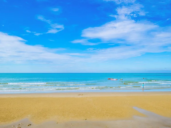 Tropik cennet gibi okyanus mavi gökyüzü ve güzel bir plaj tatil zamanı, tatil sahilde, yaz konsepti içinde. Thailan