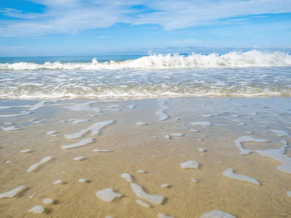 Tropik cennet gibi okyanus mavi gökyüzü ve güzel bir plaj tatil zamanı, tatil sahilde, yaz konsepti içinde. Thailan