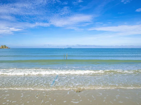 Şaşırtıcı pastoral okyanus ve tatil zamanı, tatil sahilde, yaz kavramı mavi gökyüzünde. Thailan