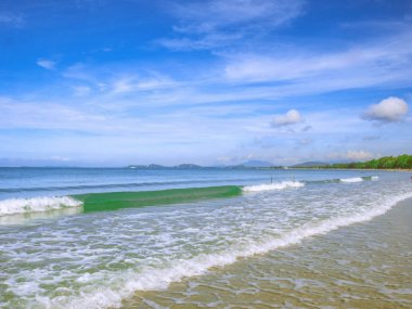 Tropik cennet gibi okyanus mavi gökyüzü ve güzel bir plaj tatil zamanı, tatil sahilde, yaz konsepti içinde. Thailan