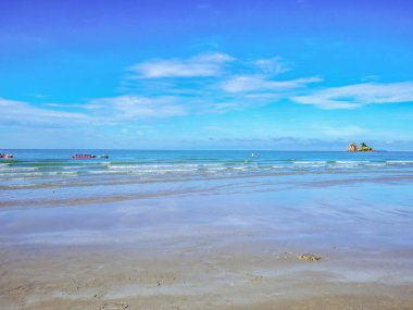 Şaşırtıcı pastoral okyanus mavi gökyüzü ve güzel kum plajda, yaz kavramı tatil tatil zamanında. Thailan