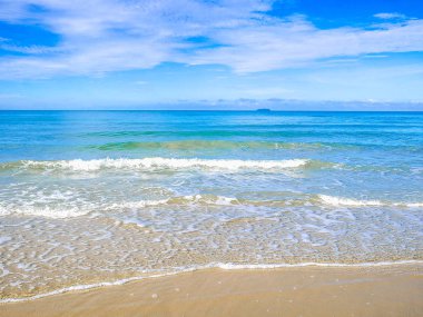 Tropik cennet gibi okyanus mavi gökyüzü ve güzel bir plaj tatil zamanı, tatil sahilde, yaz konsepti içinde. Thailan