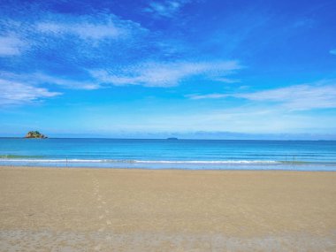 Muhteşem okyanus mavi gökyüzü ve güzel kum plaj tatil zamanı, tatil sahilde, yaz konsepti içinde. Thailan