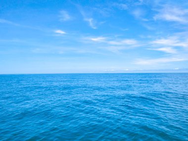 Şaşırtıcı pastoral okyanus ve sonsuz ufuk zamanında tatil, tatil sahilde, yaz konsepti ile mavi gökyüzü. Thailan