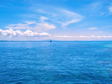 Şaşırtıcı pastoral okyanus ve tatil zamanı, plaj, yaz konsepti tatile güzel mavi gökyüzünde. Thailan