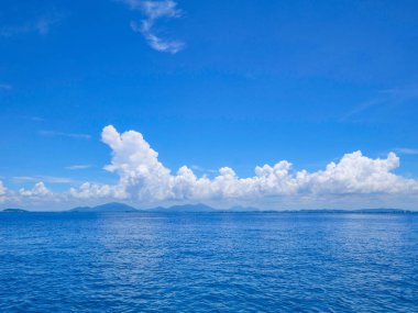 Şaşırtıcı pastoral okyanus ve tatil zamanı, plaj, yaz konsepti tatile güzel mavi gökyüzünde. Thailan