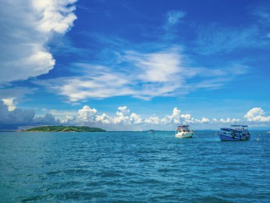 Şaşırtıcı pastoral okyanus ve bulutlu gökyüzü tatil saat, tatil, yaz concep