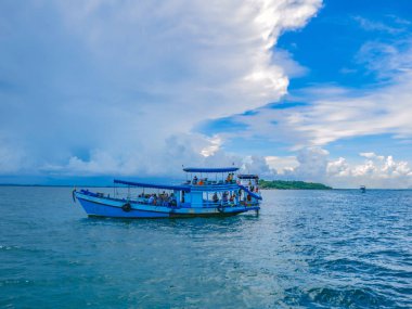 Fisher adam tekne ile pastoral okyanus ve güzel gökyüzü, yaz concep