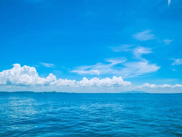 Şaşırtıcı pastoral okyanus ve tatil zamanı, plaj, yaz konsepti tatile güzel mavi gökyüzünde. Thailan