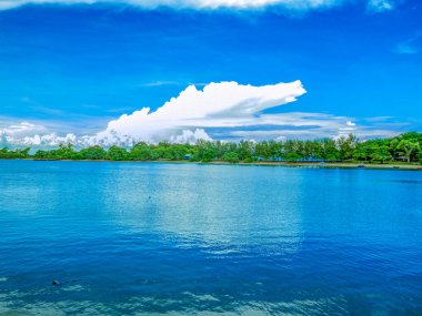 İnanılmaz pastoral okyanus ve güzel gökyüzü manzara ada tatil zamanında, yaz concep