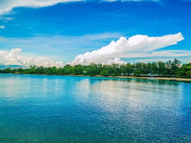 İnanılmaz pastoral okyanus ve güzel gökyüzü manzara ada tatil zamanında, yaz concep