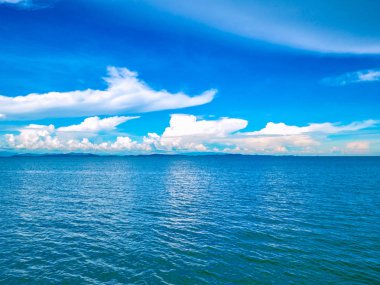 Şaşırtıcı pastoral okyanus ve tatil saat, tatil, yaz concep sonsuz ufuk ile bulutlu gökyüzü