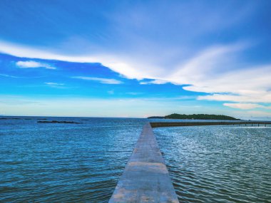 Okyanus pastoral okyanus ve tatil zamanında, deniz, yaz concep tatil güzel gökyüzü üzerinde beton köprü