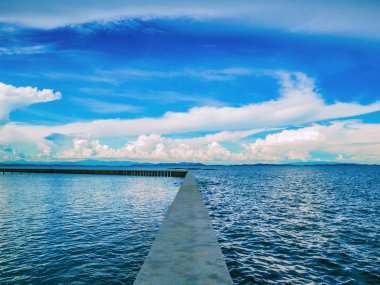 Okyanus pastoral okyanus ve tatil zamanında, deniz, yaz concep tatil güzel gökyüzü üzerinde beton köprü