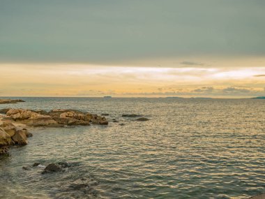 İnanılmaz pastoral okyanus ve güzel bulut gökyüzü günbatımı ışık adada tatil zamanında, yaz concep