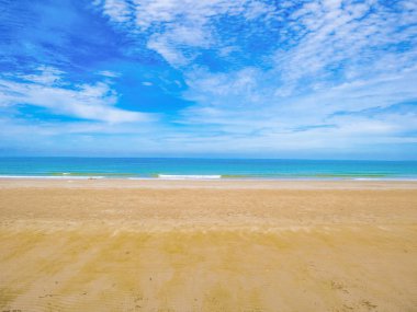 Tropik cennet gibi okyanus mavi gökyüzü ve güzel bir plaj tatil zamanı, tatil sahilde, yaz konsepti içinde. Thailan